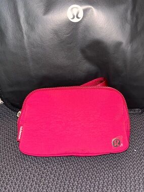 lululemon everywhere belt bag 1L
New with tag Berry Rumble